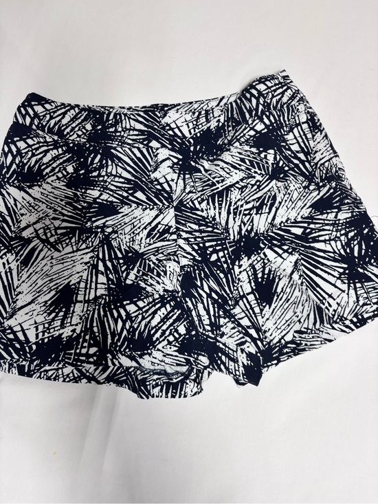 Margaret M Pants - Margaret M Slimming Sport Women’s Shorts M Black White Abstract. Made in Canada